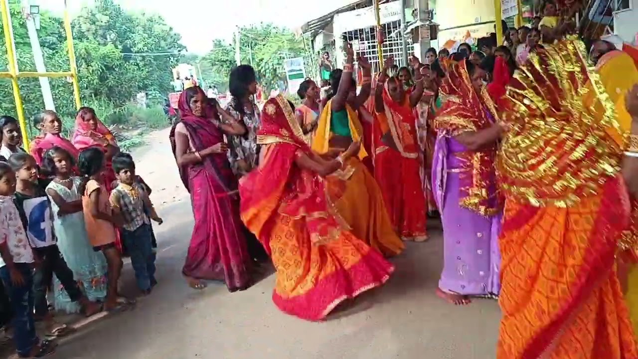 मां कालिका का। बिदाई में नाचती गाती