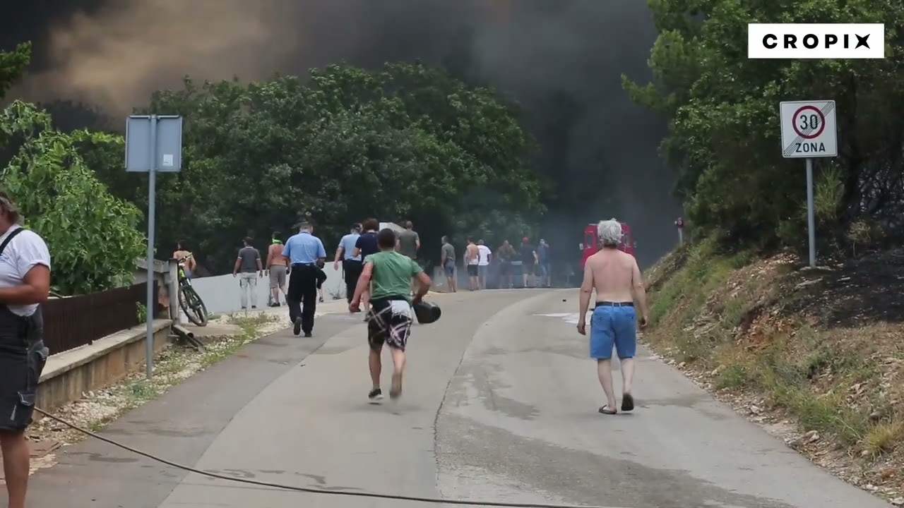 Požar u blizini kuća kod pulskih naselja Dolinke i Valdebeka