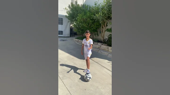 The Zidane-Roulette | tutorial #zidane #zinedinezidane #footballshorts #skills #tutorial