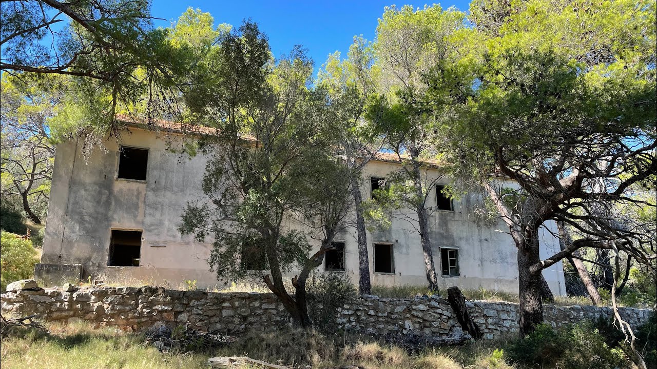 Lastovo otok Mrčara - ostaci kasarne