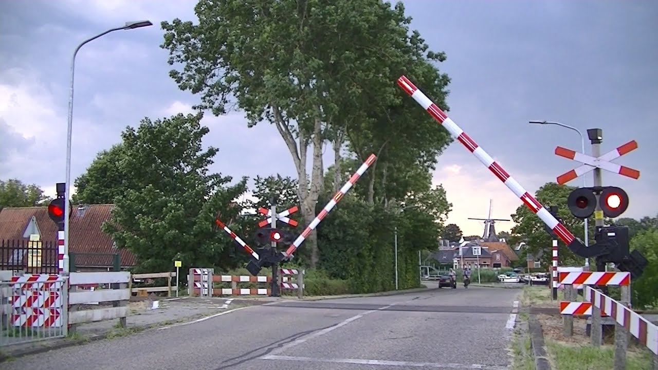 Spoorwegovergang Winsum // Dutch railroad crossing