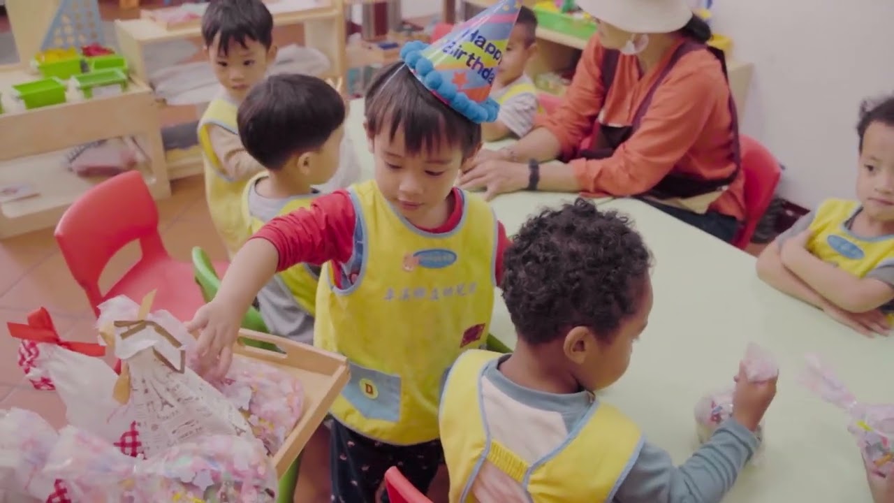 古辣斯在學校過3歲生日