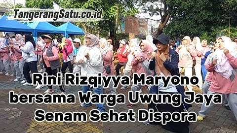 Rini Rizqiyya Maryono bersama Warga Uwung Jaya Senam Sehat Dispora