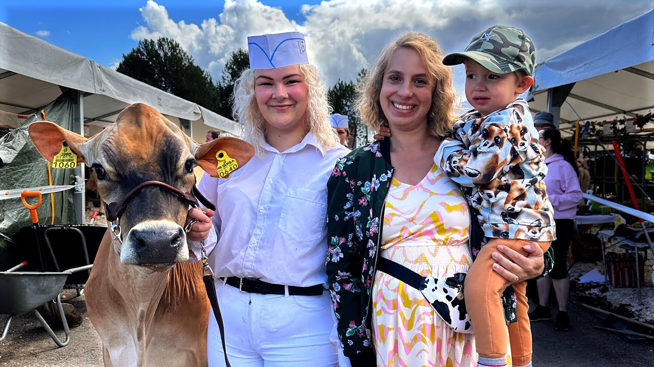 Meidän tiimi Farmarissa + auto jätti tielle 2x