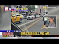 離譜運將趁停紅燈 衝下車坐分隔島抽菸@newsebc