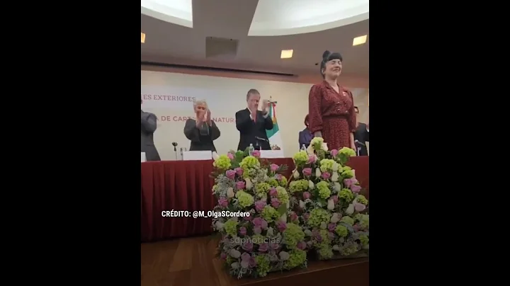 La cantante Mon Laferte recibió su carta de naturalización que la identifica como ciudadana mexicana