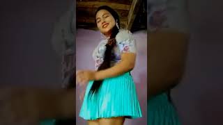 Hermosa cholita bailando alegre