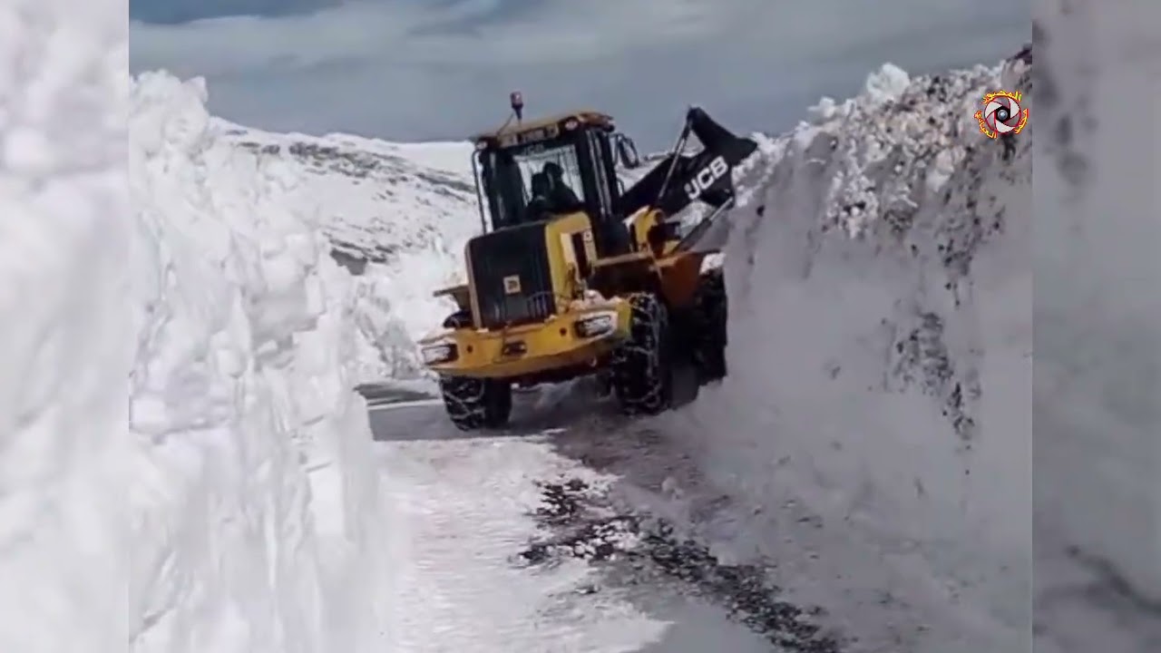 جهود متواصلة لفتح الطريق الجهوية 704 مابين إقليمي تنغير وميدلت في محور يعرف علو قياسي للثلوج