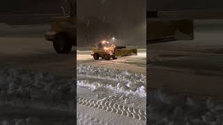 John Deere 544 E pushing heavy wet snow