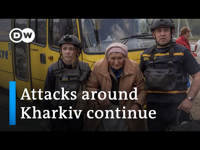 Ukraine evacuates thousands from border towns | DW News class=