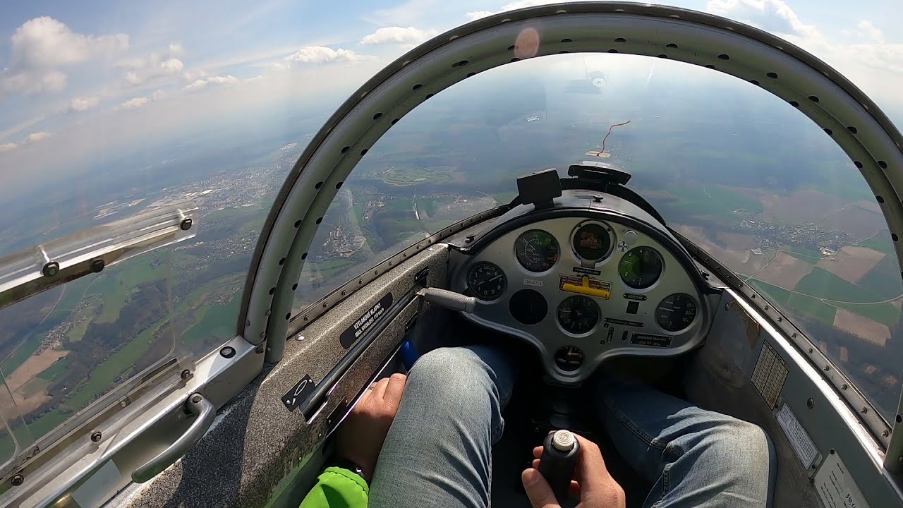 LET L13 Blaník OK-4716 AKMB. Létání v termice okolo LKMB. Glider thermal flying.