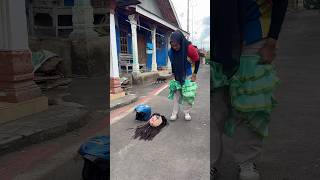 Mbak Indomaret Memakai Kostum Badut Cantik