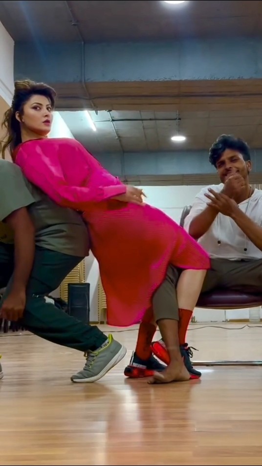 #urvashirautela killin' it with her moves during rehearsals ? #filmykalakar
