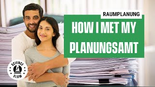 Warum Raumplanung wie eine Liebesgeschichte ist (Philipp Heuer â Science Slam)
FĂŒr Philipp Heuer ist Raumplanung wie How I Met Your Mother: voller unerwarteter Wendungen, chaotischer Umwege und vieler kleiner RĂŒckschlĂ€ge, bis man schlieĂlich die perfekte Lösung â oder die groĂe Liebe â€ïž â findet. In seinem Science-Slam-Vortrag erzĂ€hlt er, warum WindrĂ€der, RegionalplĂ€ne und Papierstapel manchmal genauso kompliziert sind wie Teds Dates und wieso Planer*innen eigentlich Superheld*innen sind, die mit viel Geduld tĂ€glich fĂŒr Gerechtigkeit kĂ€mpfen. Mit Humor und Ehrlichkeit zeigt Philipp: Raumplanung ist alles andere als langweilig!
Dieser Science Slam wurde in der Lagerhalle OsnabrĂŒck e.V. aufgezeichnet.
Science Slam ist eine Veranstaltung von Julia Offe.
Youtube/ScienceSlam: Linda Richter (linda@scienceslam.de)
SCIENCE-SLAM-EVENT BUCHEN:
https://www.scienceslam.de/slam-buchen/
SCIENCE-SLAM-TERMINE UND WEITERE INFOS:
https://www.scienceslam.de
SCIENCE SLAM AUF SOCIAL MEDIA:
Facebook: https://www.facebook.com/ScienceSlam
TikTok: https://www.tiktok.com/@scienceslam
Instagram: https://www.instagram.com/scienceslam.de
Mastodon: https://mastodon.social/@scienceslam
LinkedIn: https://www.linkedin.com/company/science-slam/
BlueSky: https://bsky.app/profile/scienceslam.de
WILLST DU SELBST EINMAL AUF DIE BĂHNE?
Voraussetzungen: https://www.scienceslam.de/mitmachen.html
Melde Dich bei Julia Offe unter: julia@scienceslam.de
KANAL ABONIEREN:
https://www.youtube.com/user/ScienceSlam?sub_confirmation=1
#ScienceSlam #WissKomm #planungsamt Warum Raumplanung wie eine Liebesgeschichte ist (Philipp Heuer â Science Slam)