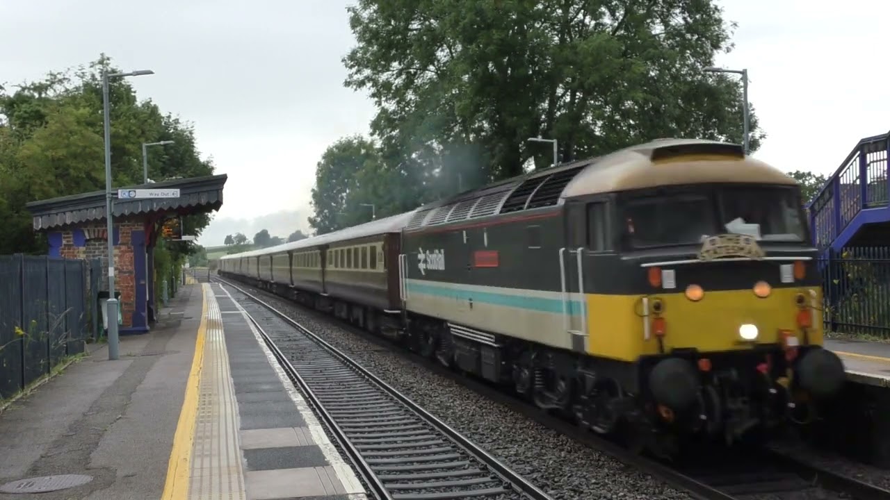 47712 Storms through Kings Sutton with 1Z47 06/07/2024