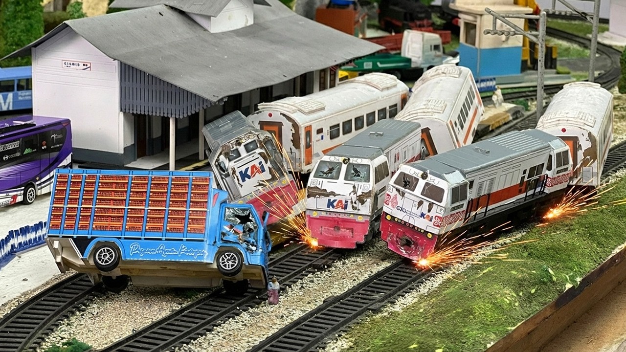 Merakit Kecelakaan Kereta Api CC203,CC201 & CC206 Anjlok Tabrak Truk Pembawa Ayam di Depan Stasiun