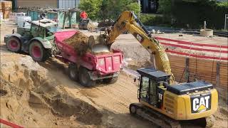 Kettenbagger Cat 323 Schiebt Trecker Fendt 828 Aus Der Baugrube