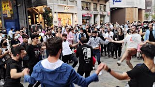 Taksim İstiklal'de Muhteşem Horon / Gelsun Mi ? / Karadenizli Gençler Ortalığı Kıyamete Çevirdi ! Resimi