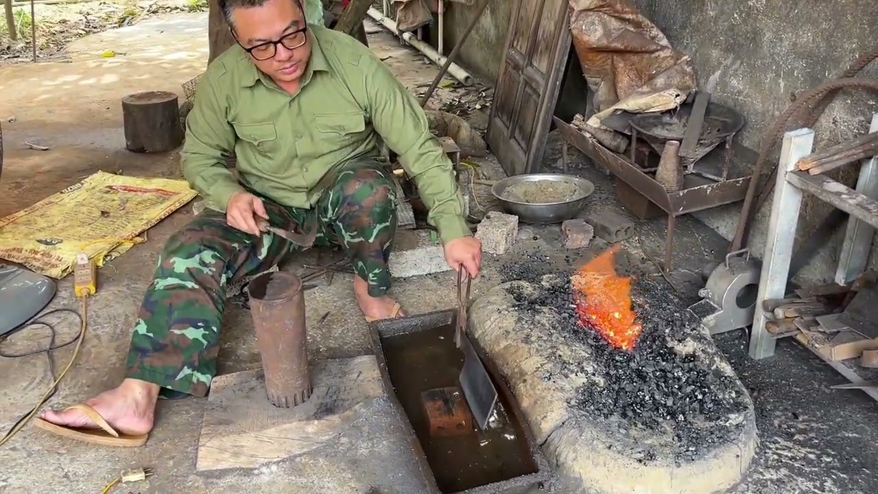 Rèn thủ công cây D chặt xương cán ốp làm từ nhíp xe cũ