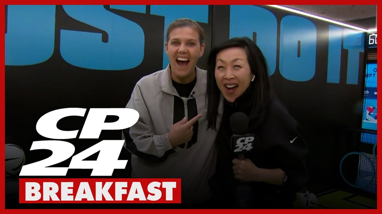 Открытие магазина Nike в торговом центре Eaton Centre, где проходят спортивные мероприятия с учас...