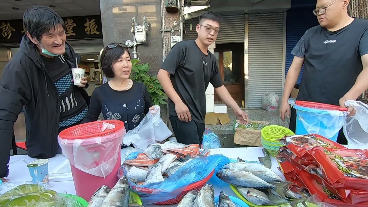 帥兒子怕小帥弟賣到10點 趕快上來賣 #中彰海王子 #烏日火車站 #海鮮叫賣 #海鮮拍賣