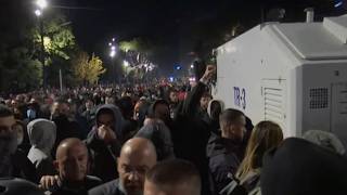 ASNJË HAP PAS/ Bulevardi “Dëshmorët e Kombit” si shesh beteje, të rinjtë rikthehen te Kryeministria