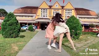 Tạo Dáng Chụp Hình Gái Xinh Bị Tốc Váy Suýt Lộ Hàng