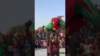 Incroyable Les Gestes De Cest Homme.