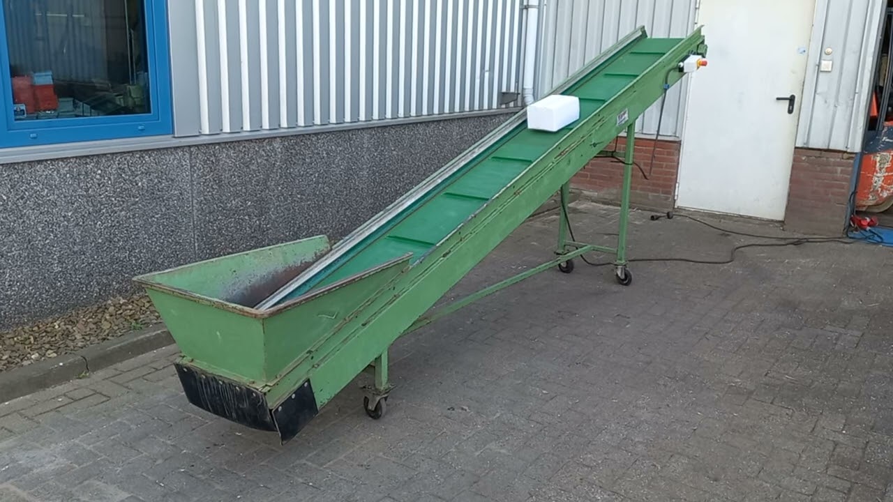 Opvoerband met stort trechter op wielen en meenemers