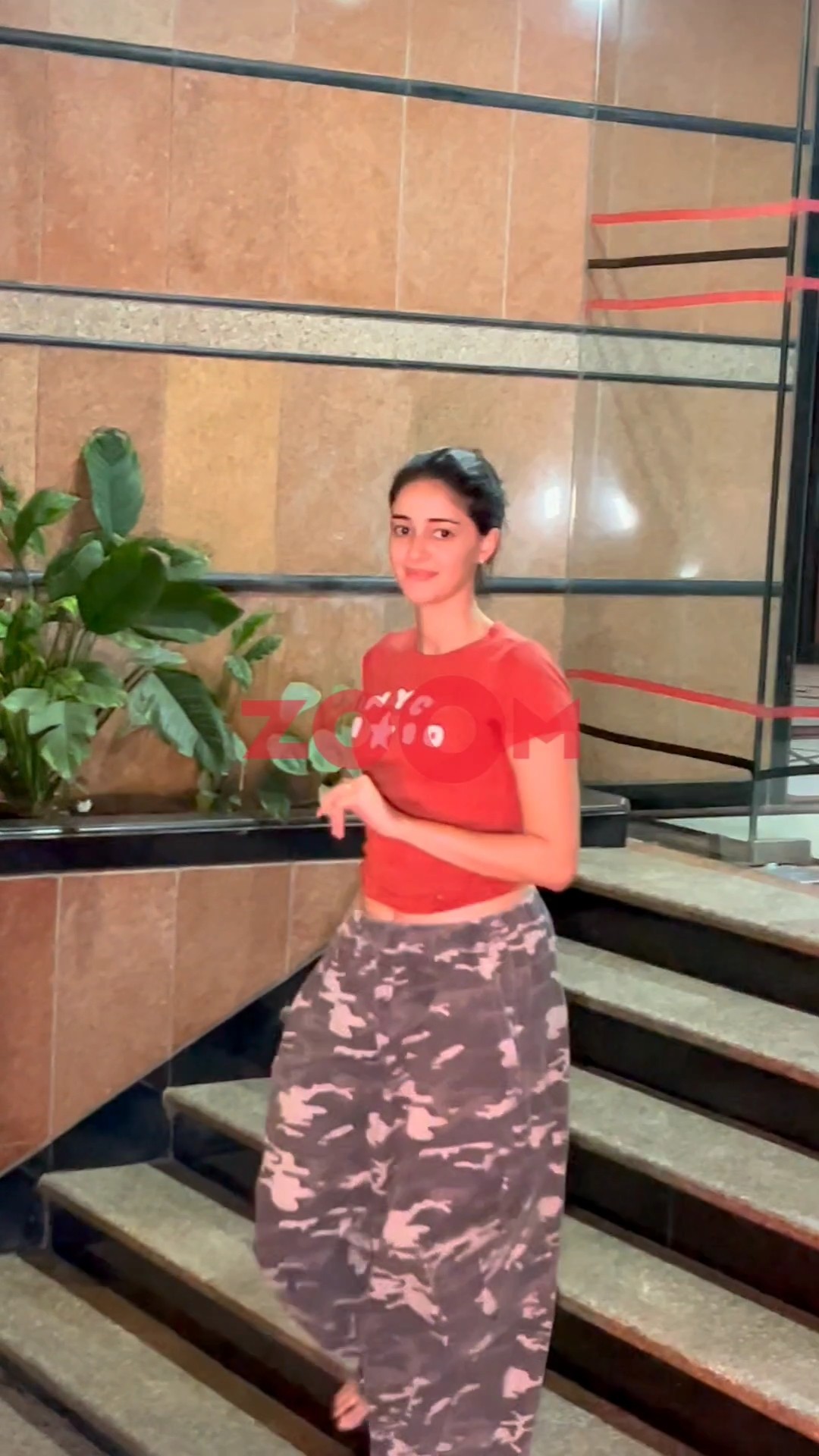 Ananya Panday looks in a RUSH as she is spotted in the city #shorts #ananyapanday #ananyapandey