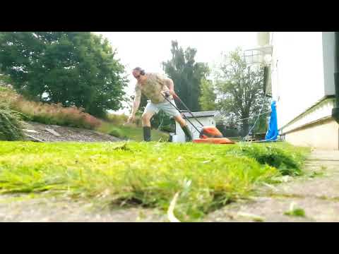 Jag kör kanterna med Flymo elgräsklippare