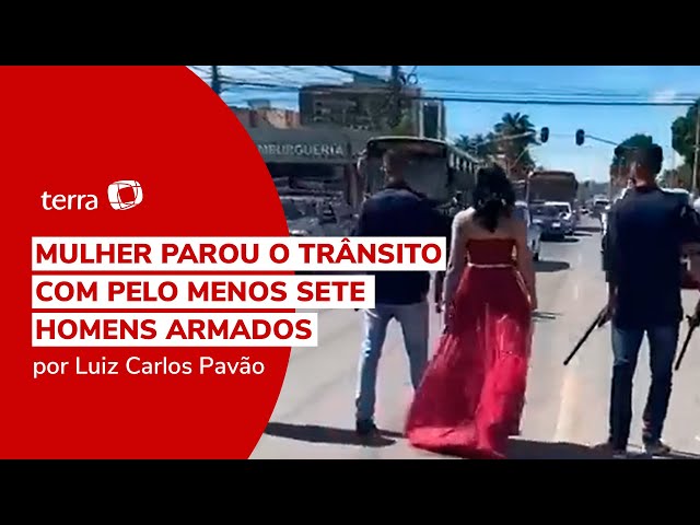 Dama de vermelho faz ensaio de casamento e para trânsito com homens armados