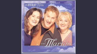 Miniatura del video "The Martins - Dream Big"