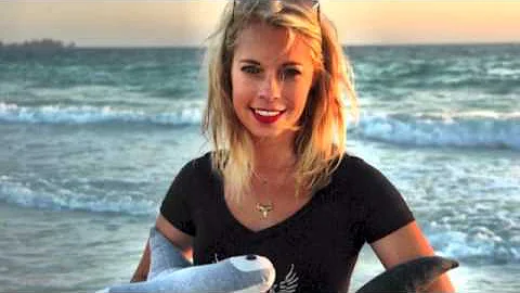Julie Andersen Shark Angel Traveltalespodca...  ep...