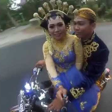 Vital nih pengantin naik motor RX King. Akhirnya..