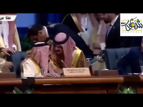 الملك حمد بن عيسى آل خليفة يفاجئ الملك سلمان أثناء مروره به ويحب خشمه