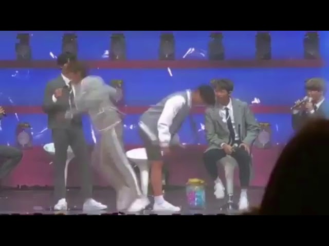 180114 BTS 4th MUSTER D2 - Jungkook Hits Taehyung So Hard