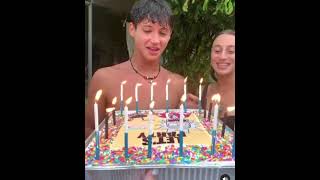 יוני בנט חוגג. צילום מסך אינסטגרם Details