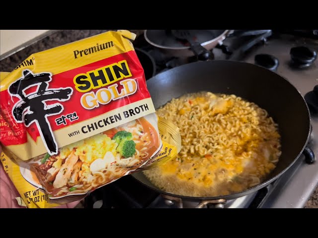 Nongshim Shin Gold Ramyun Noodle Soup with Chicken Broth, Gourmet