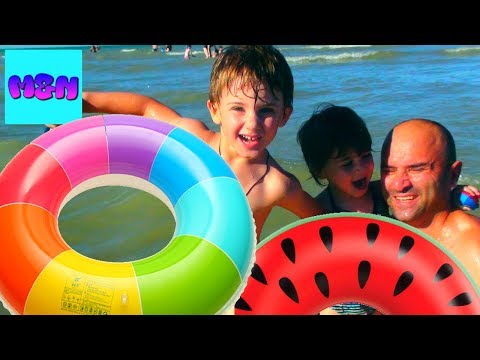 La plage des Rosaires   les enfants à la mer მათე და ნინა ზღვაზე, ვერთობით ოკეანის სანაპიროზე