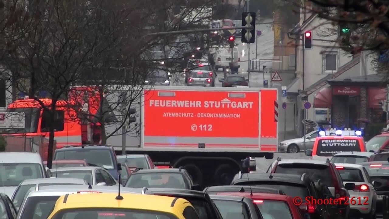 Einsatzkräfte zum Großbrand in Stuttgart-Möhringen - [Große Rauchsäule am Himmel] - [Rush Hour]