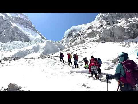 Sherpas reabre ruta del Everest tras despejar bloque de hielo gigante
