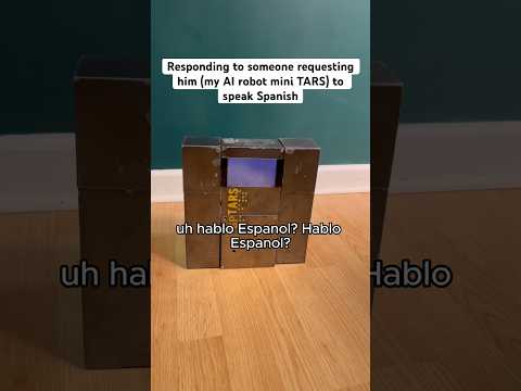 AI mini TARS speaking Spanish.