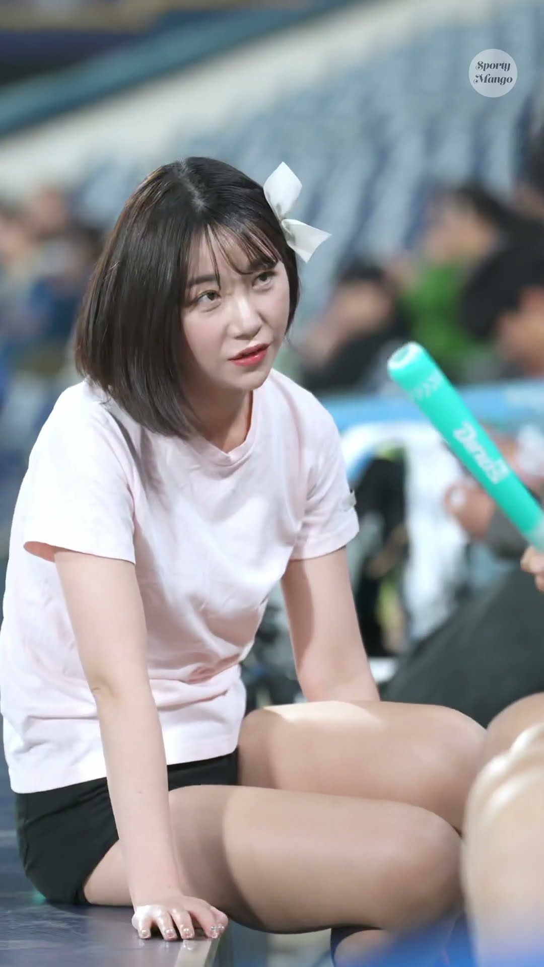 팀원들을 지긋이 바라보는 김유나 치어리더