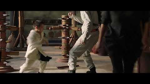 Cháu Lý Tiểu Long một mình dùng côn nhị khúc hạ gục đám côn đồ