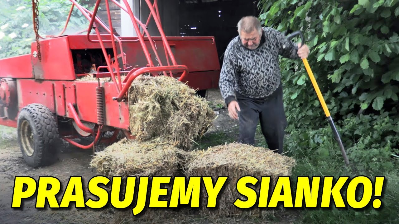 Rolnicy. Podlasie. Prasowanie siana w kostki. Gienek i Sławek pomagają Andrzejowi