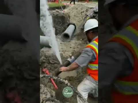 اصلاح ثقب في انبواب اثناء تدفق الماء بضغط عاليي