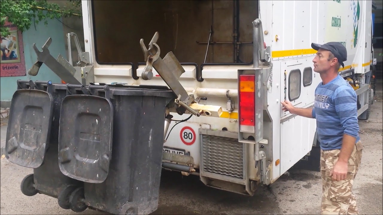 Demonstratie de spalare a pubelelor in Focsani