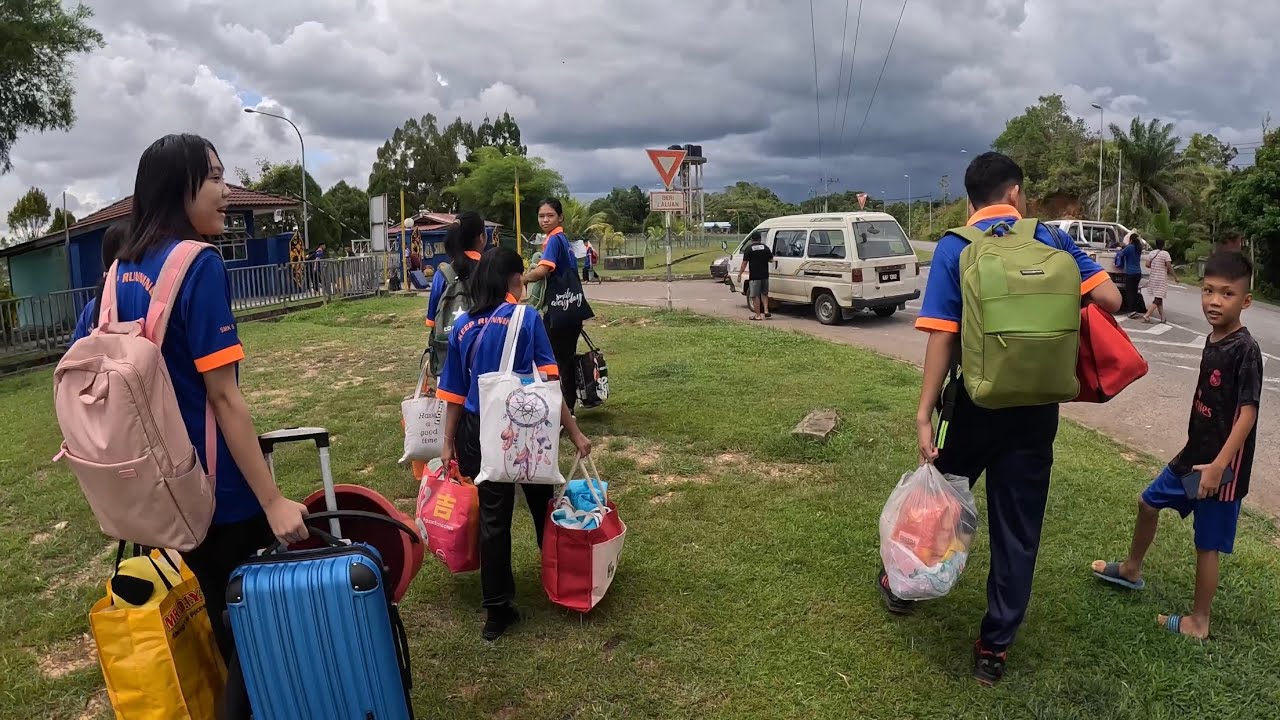 Jadi Pemandu Hantar Pelajar Luar Bandar Ke Sekolah Asrama SMK Sedaya.