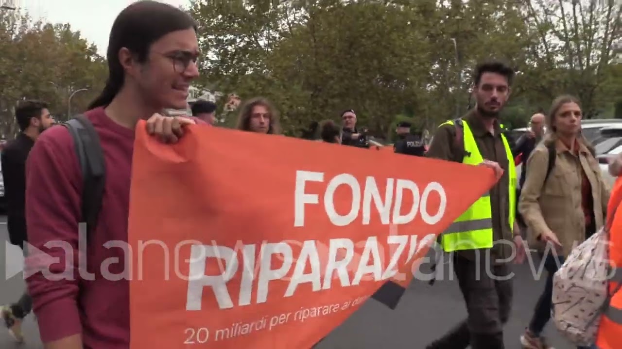 Ultima Generazione, attivisti bloccano il traffico di fronte al tribunale di Roma